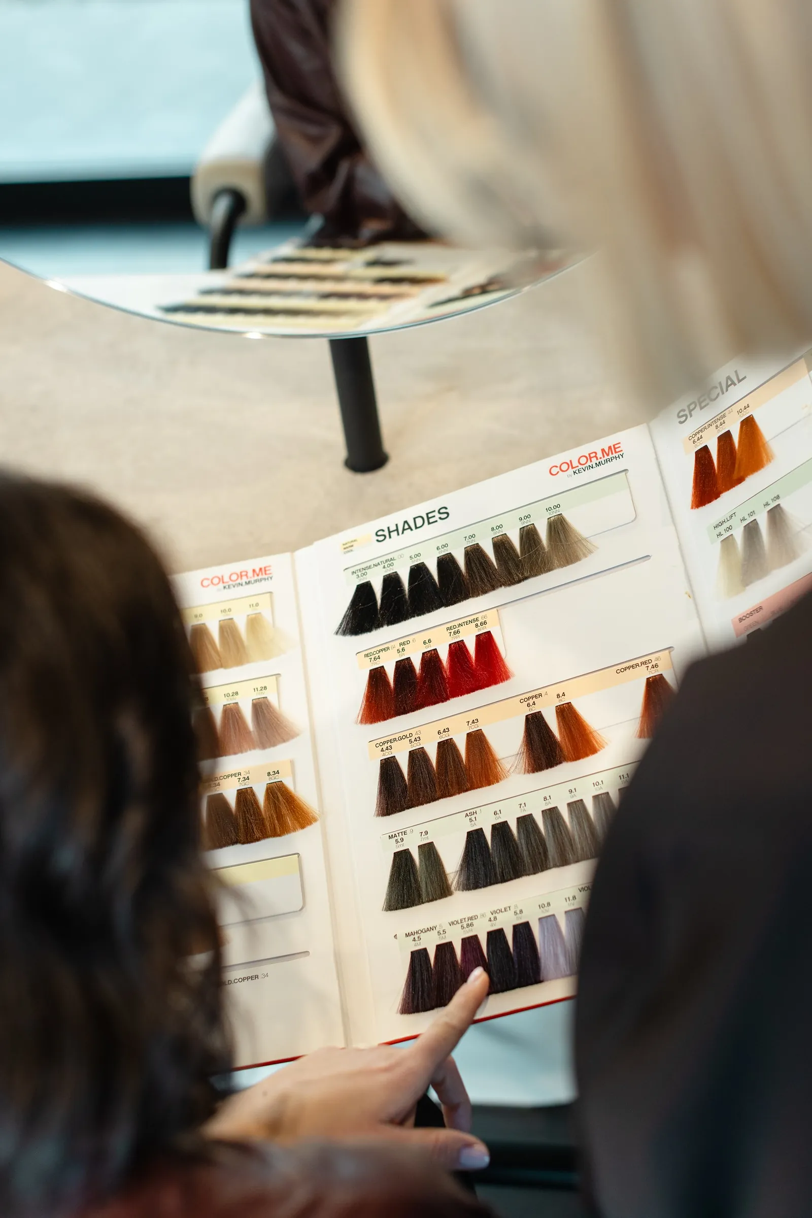 Een klant kiest een tint uit de COLOR.ME-kleurkaart