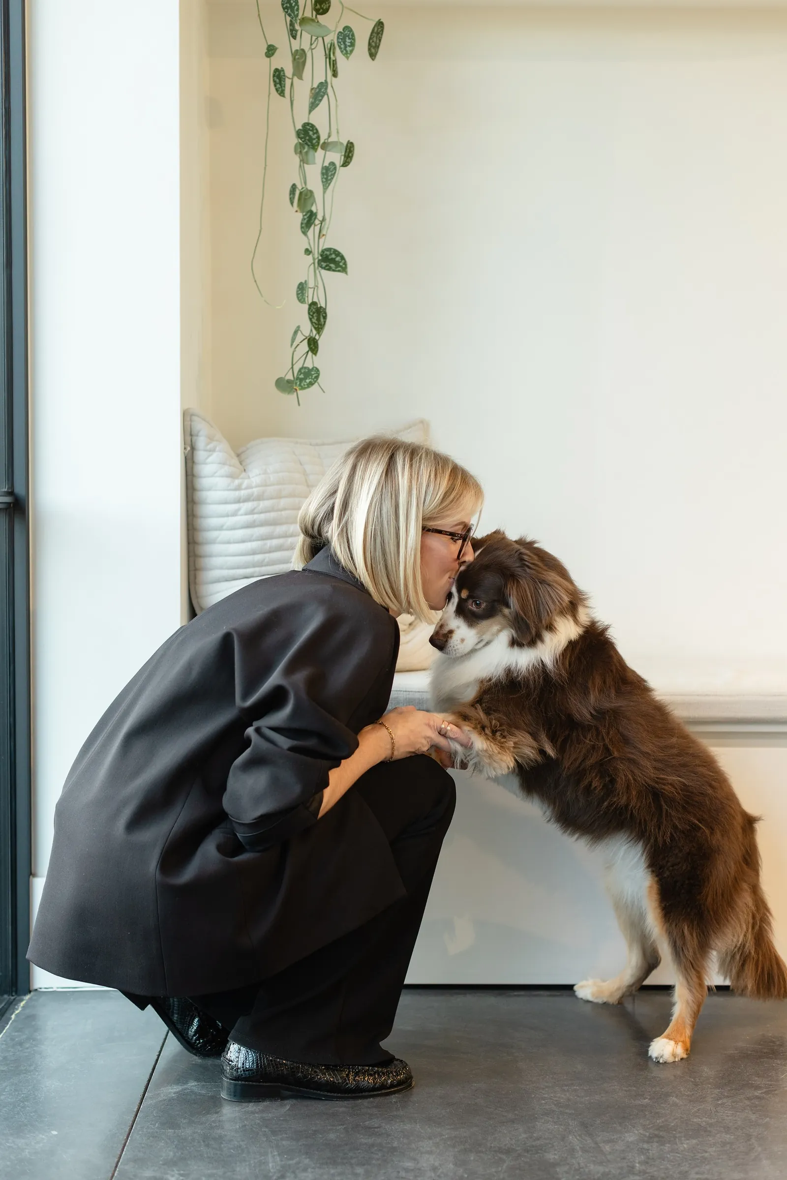 Kimberly knuffelt de hond van het salon