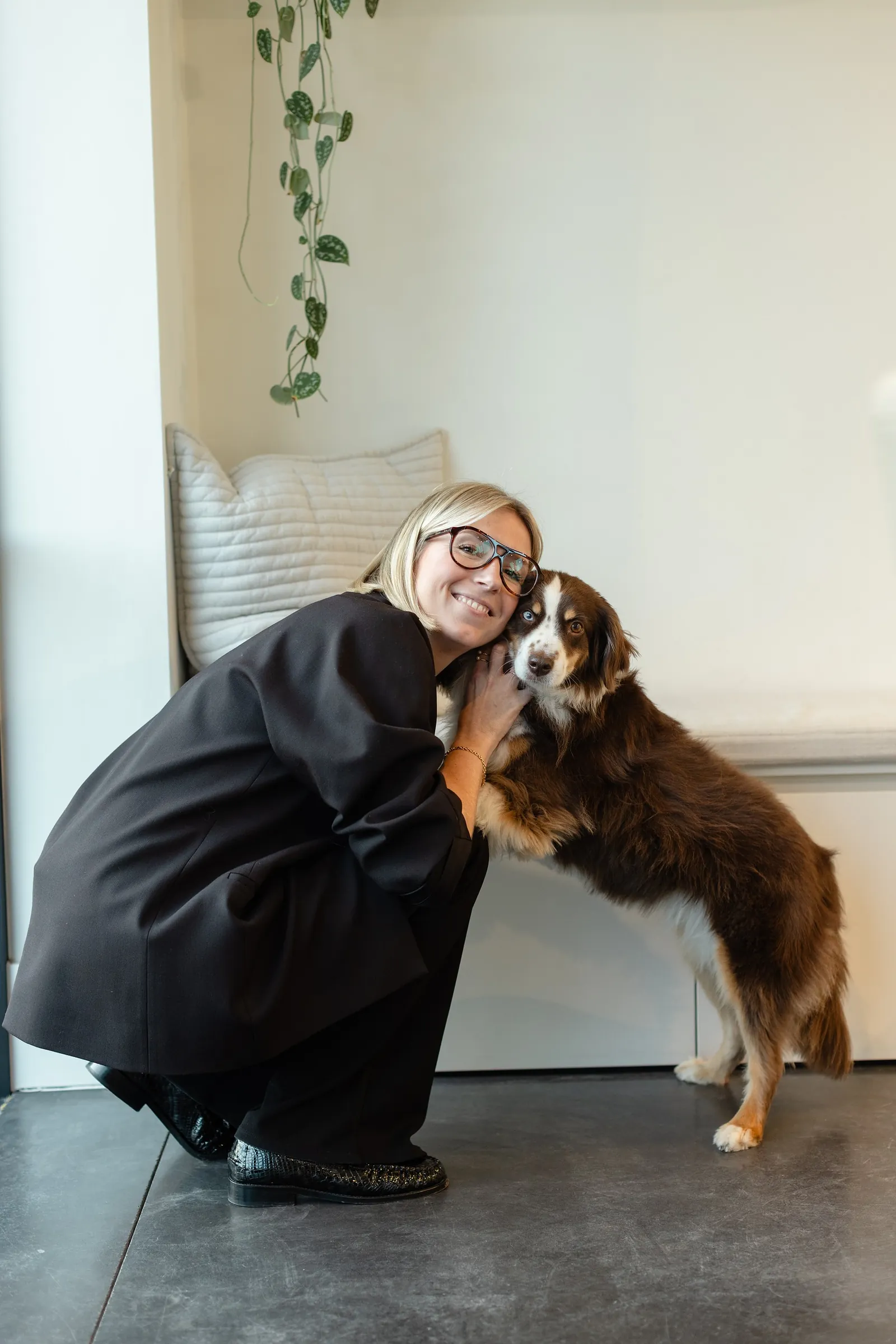 Kimberly met de hond van het salon