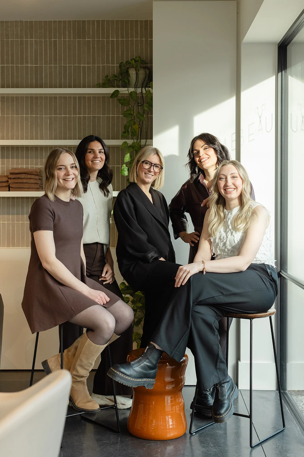 Het team van KIMBEAU samen in het salon