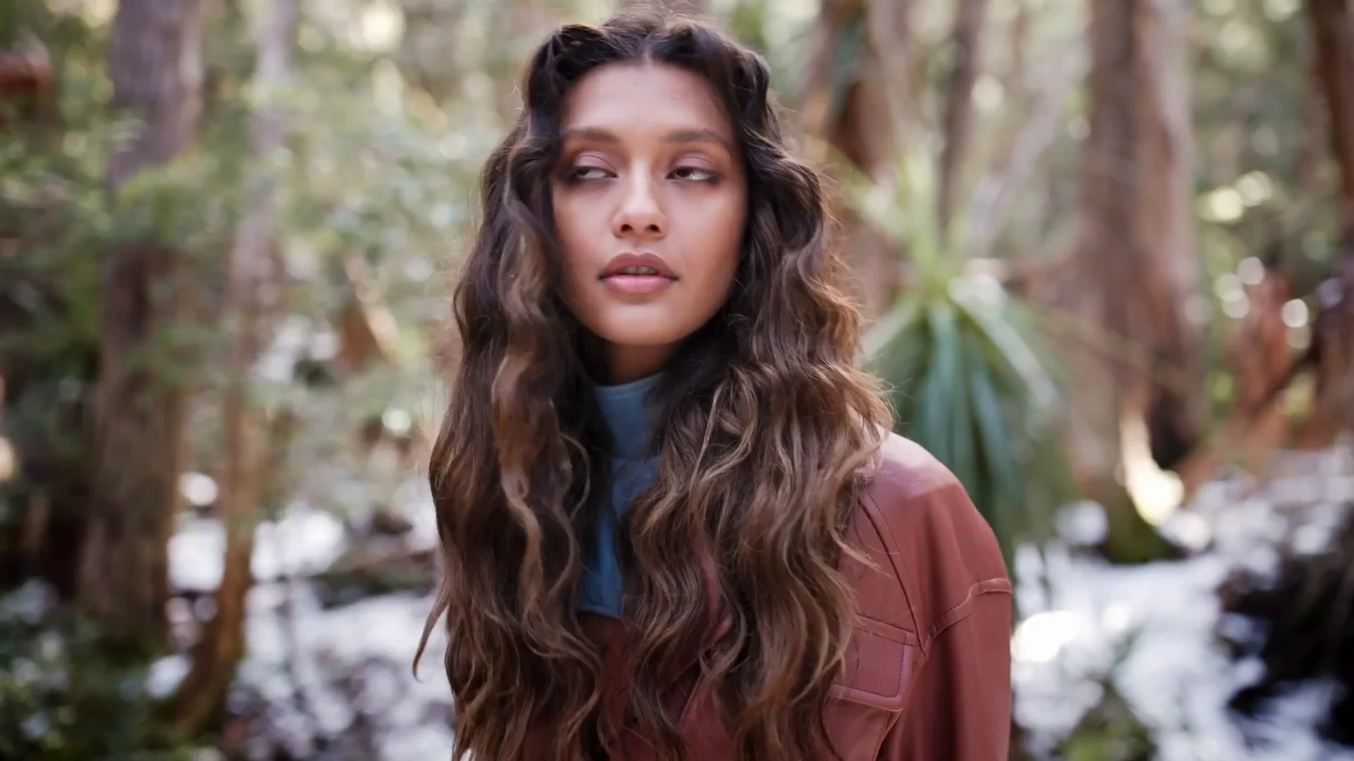 KEVIN.MURPHY campagne, model met lange krullen in het bos