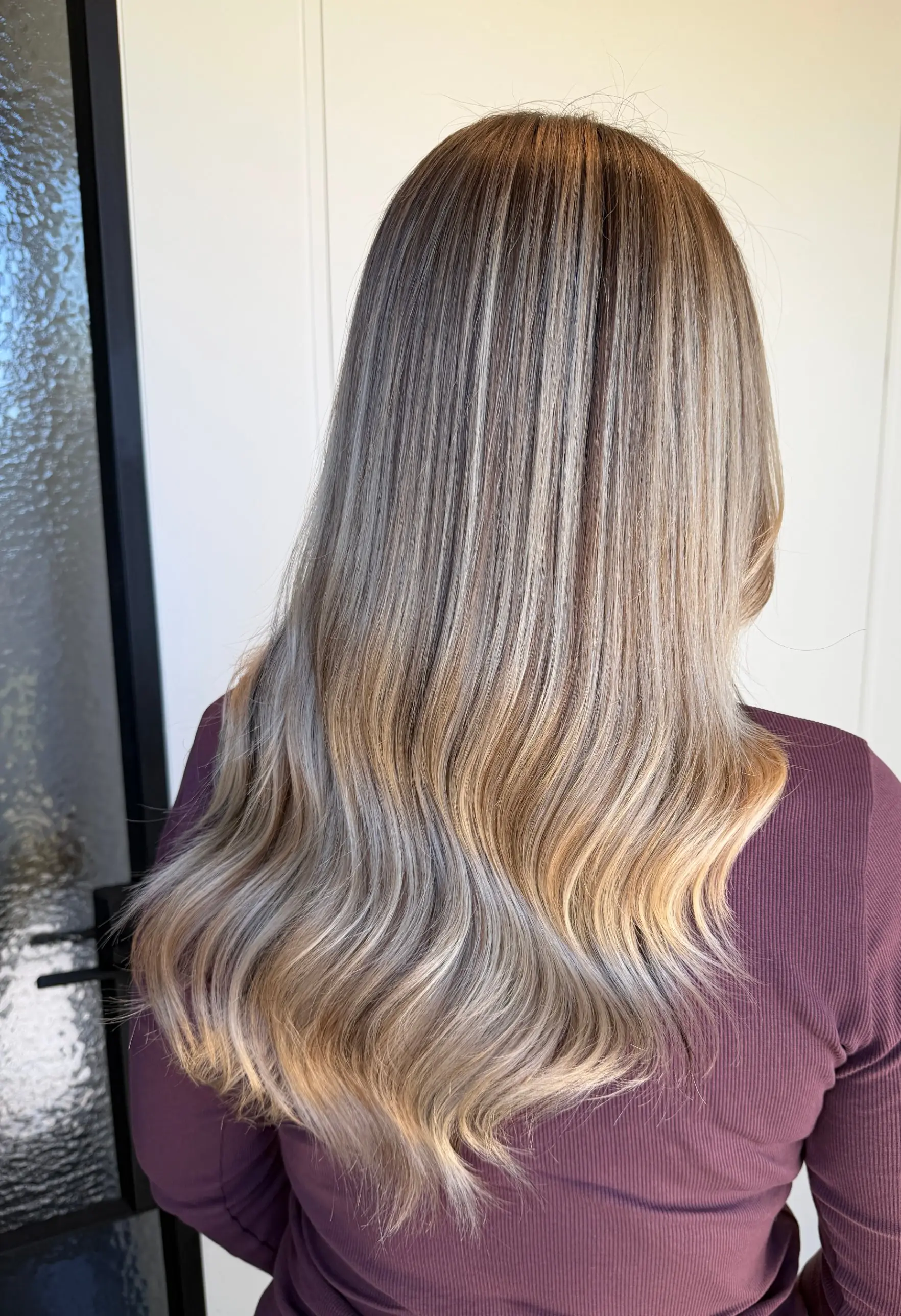 Lange blonde lengtes met zachte schakeringen na een balayage
