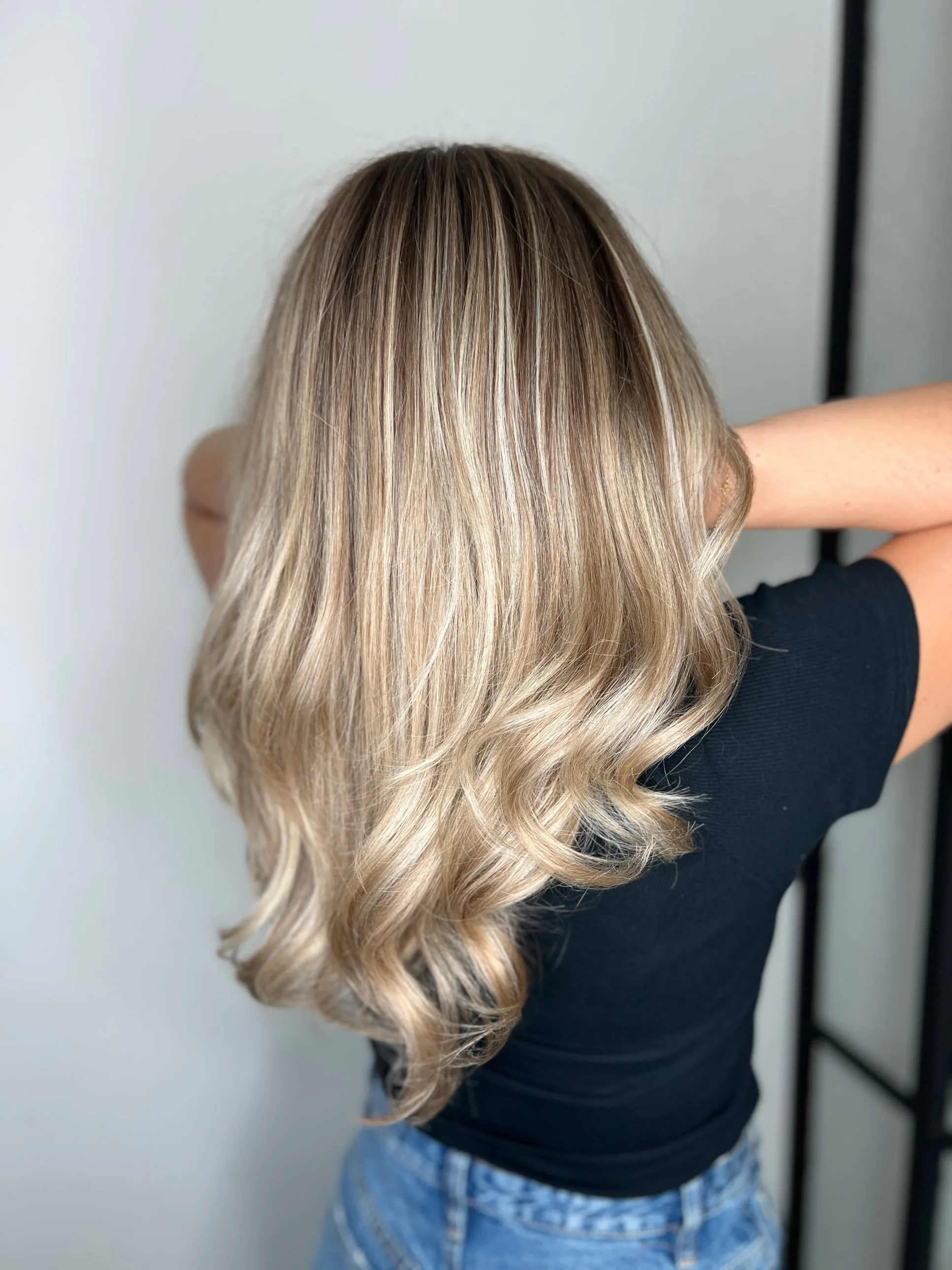 Sterk, glanzend blond haar met zachte golven na een Epres treatment