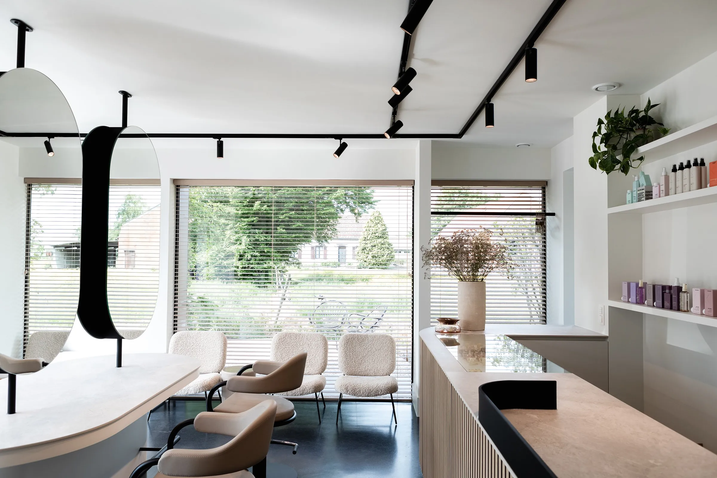 Het lichte interieur van het salon van KIMBEAU in Sint-Gillis-Waas