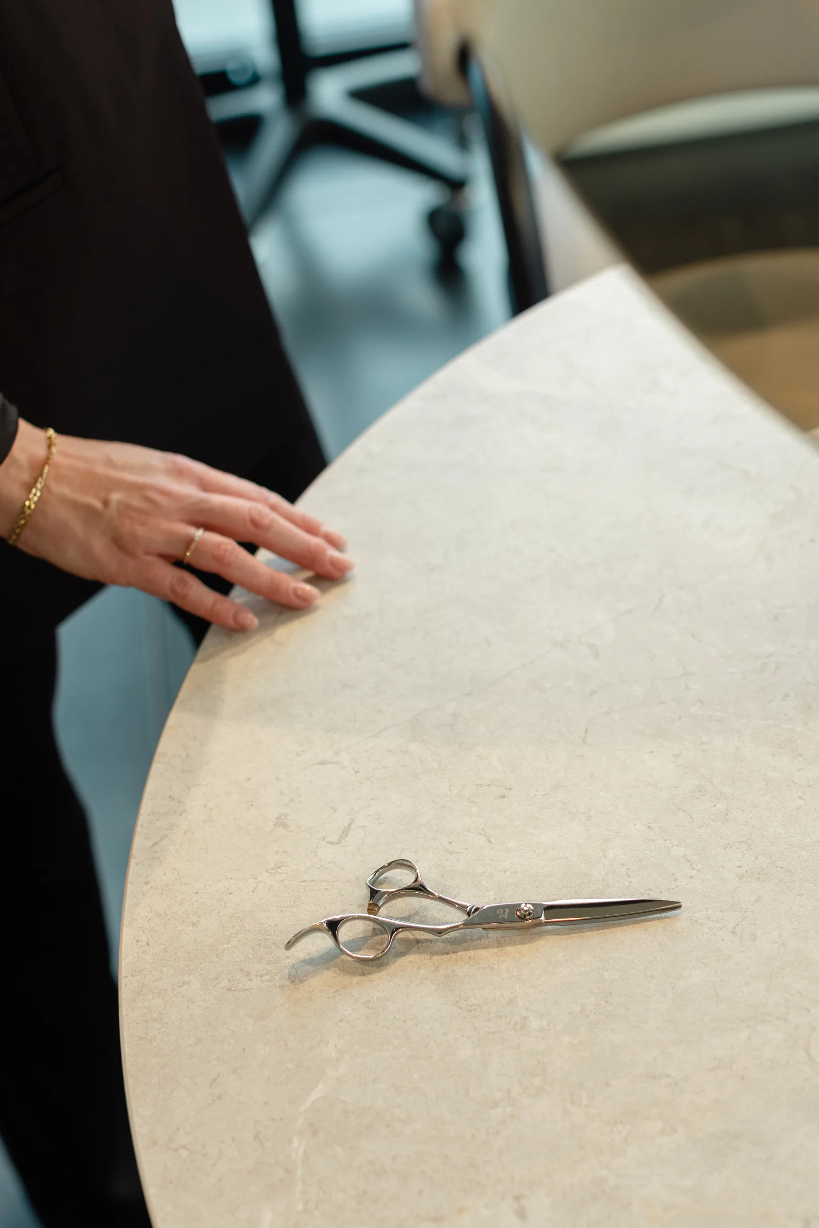 Een kappersschaar op de tafel in het salon
