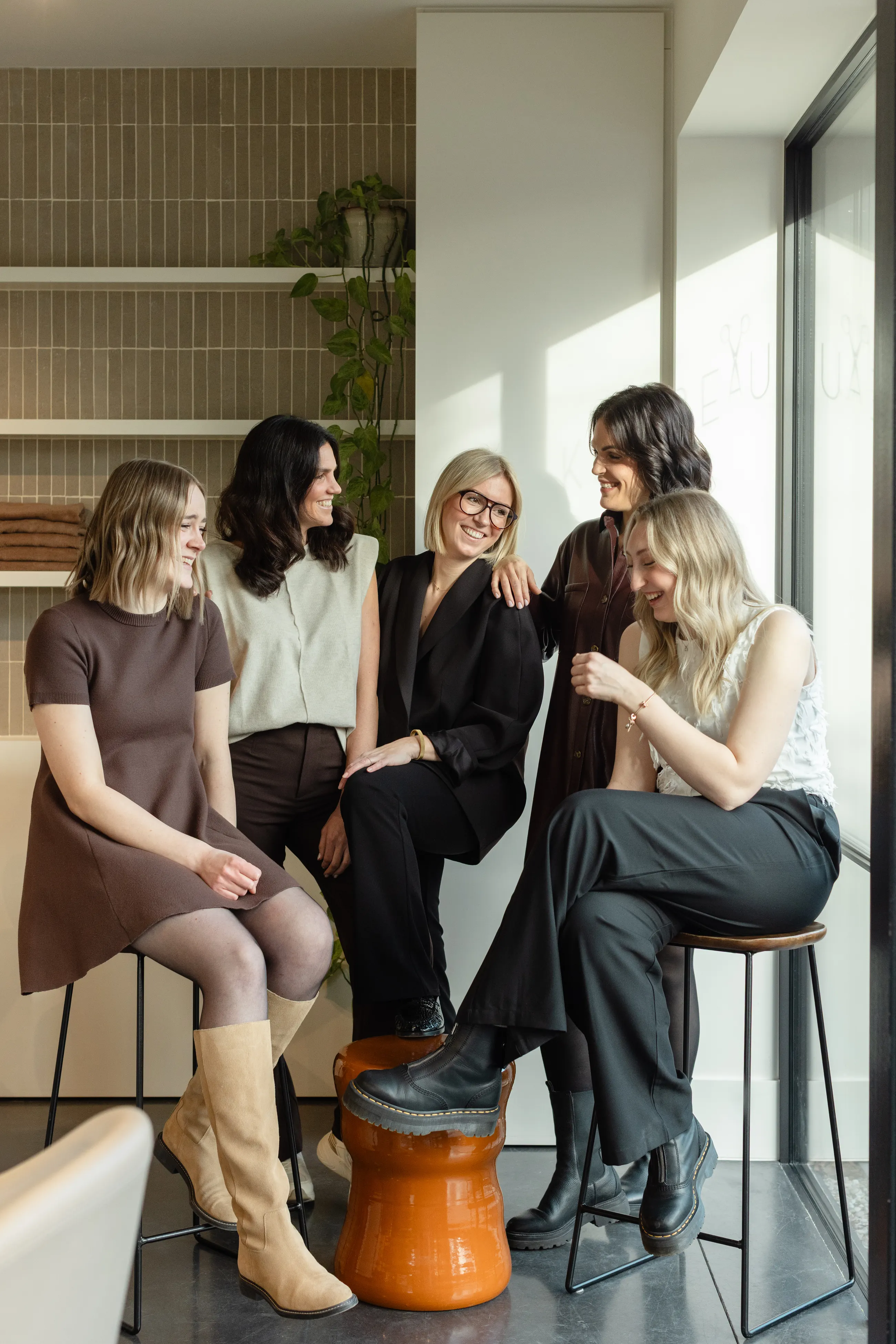Het team van KIMBEAU lacht samen in het salon