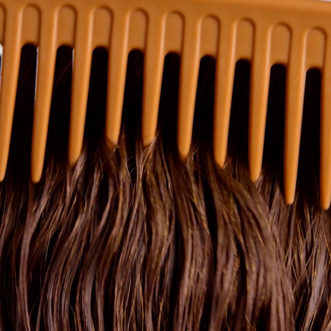 Epres treatment: een kam glijdt soepel door verschillende haartypes