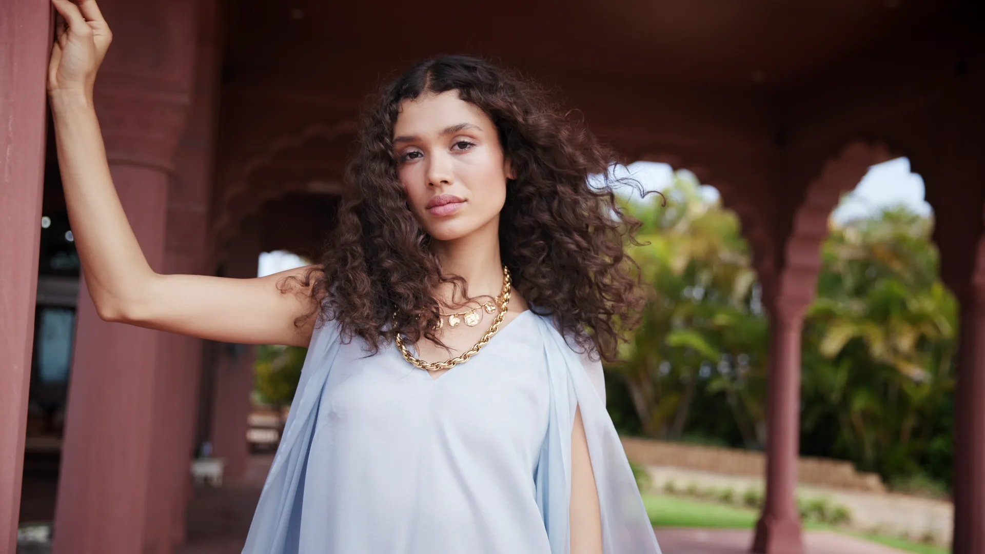KEVIN.MURPHY campagne 2025, model met krullen onder de bogen